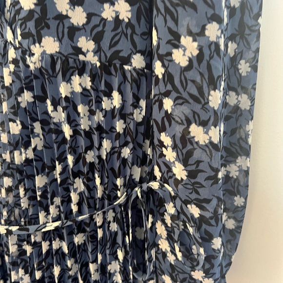 NWT Ann Taylor Blue Floral Surplice Dress with Pleated Skirt Sz 14 Wrap Style - Picture 5 of 6